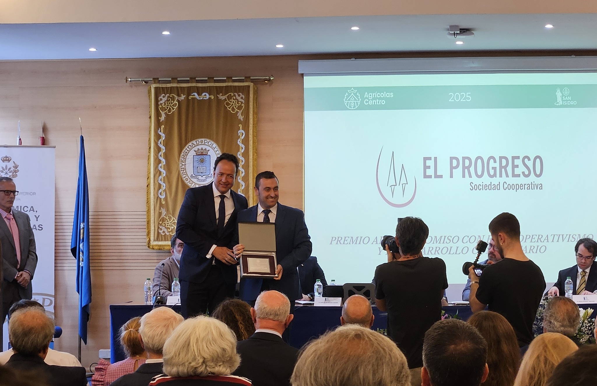Agradecimiento a los Ingenieros Técnicos Agrícolas por el premio al Compromiso con el Cooperativismo y Desarrollo Comunitario 